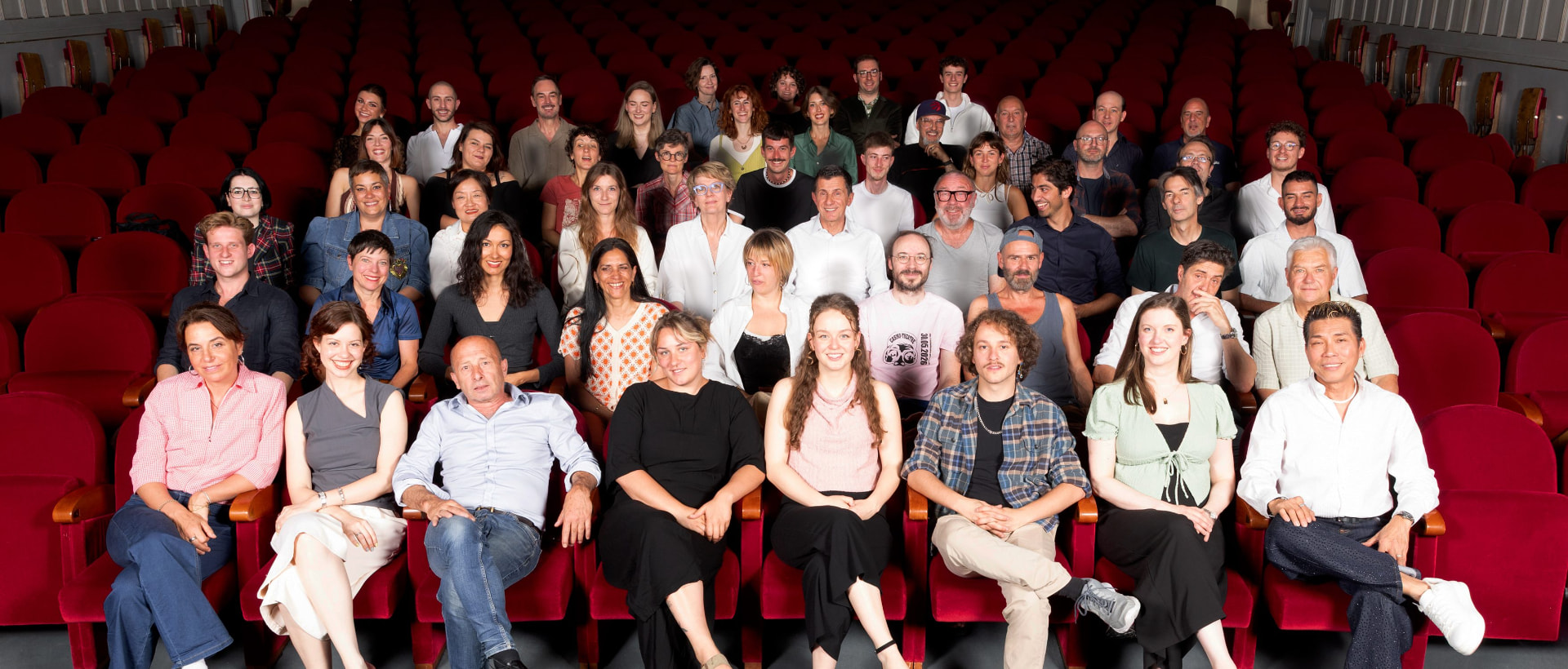 La troupe de La Revue Genevoise 2026 réunie avant le spectacle à Genève