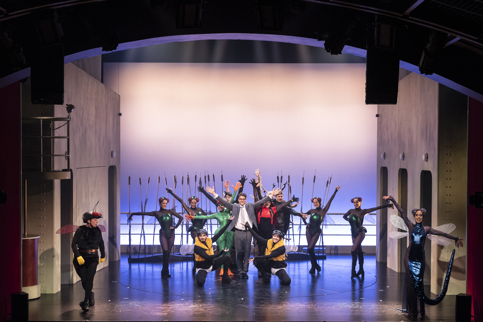Tableau musical de La Revue Genevoise avec des costumes d'insectes
