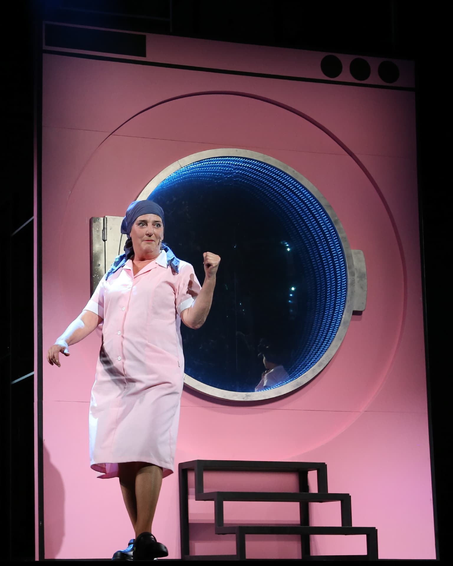Claude-Inga Barbey dans un décor de laverie rose