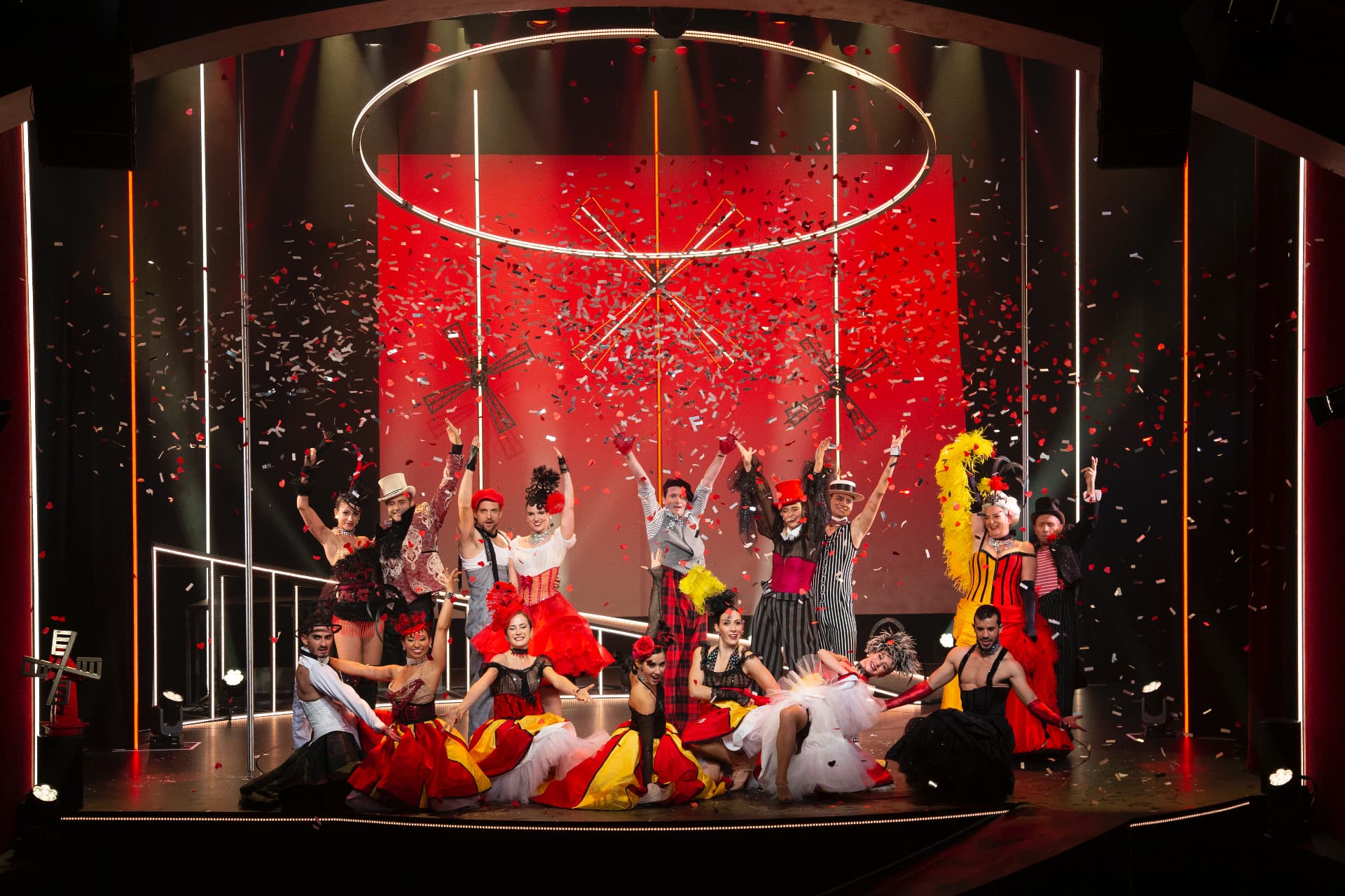 Final de La Revue Genevoise dans un décor rouge sous une pluie de confettis