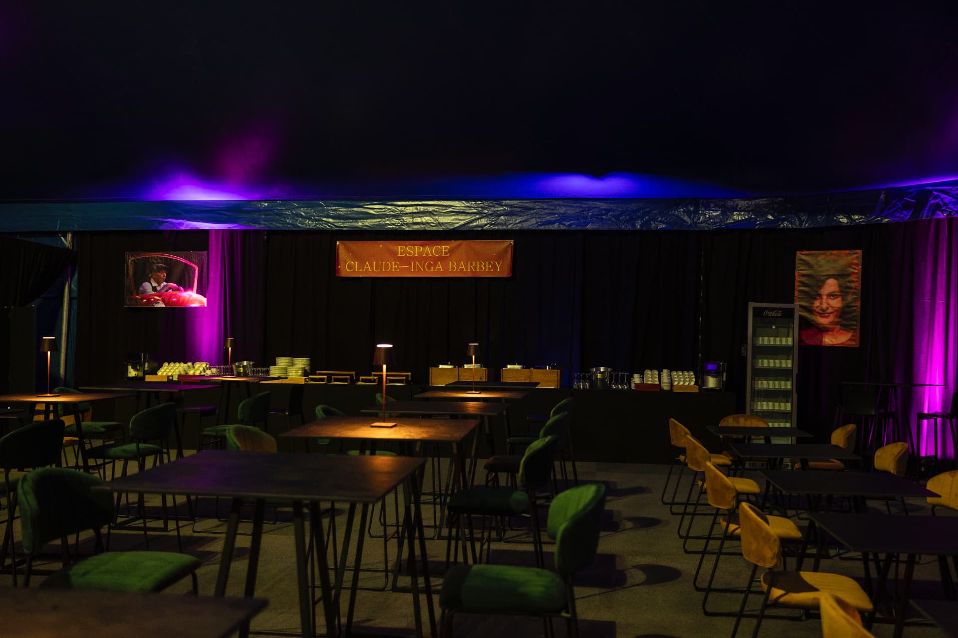 La salle du restaurant de La Revue Genevoise, tables dressées sous lampes d'ambiance