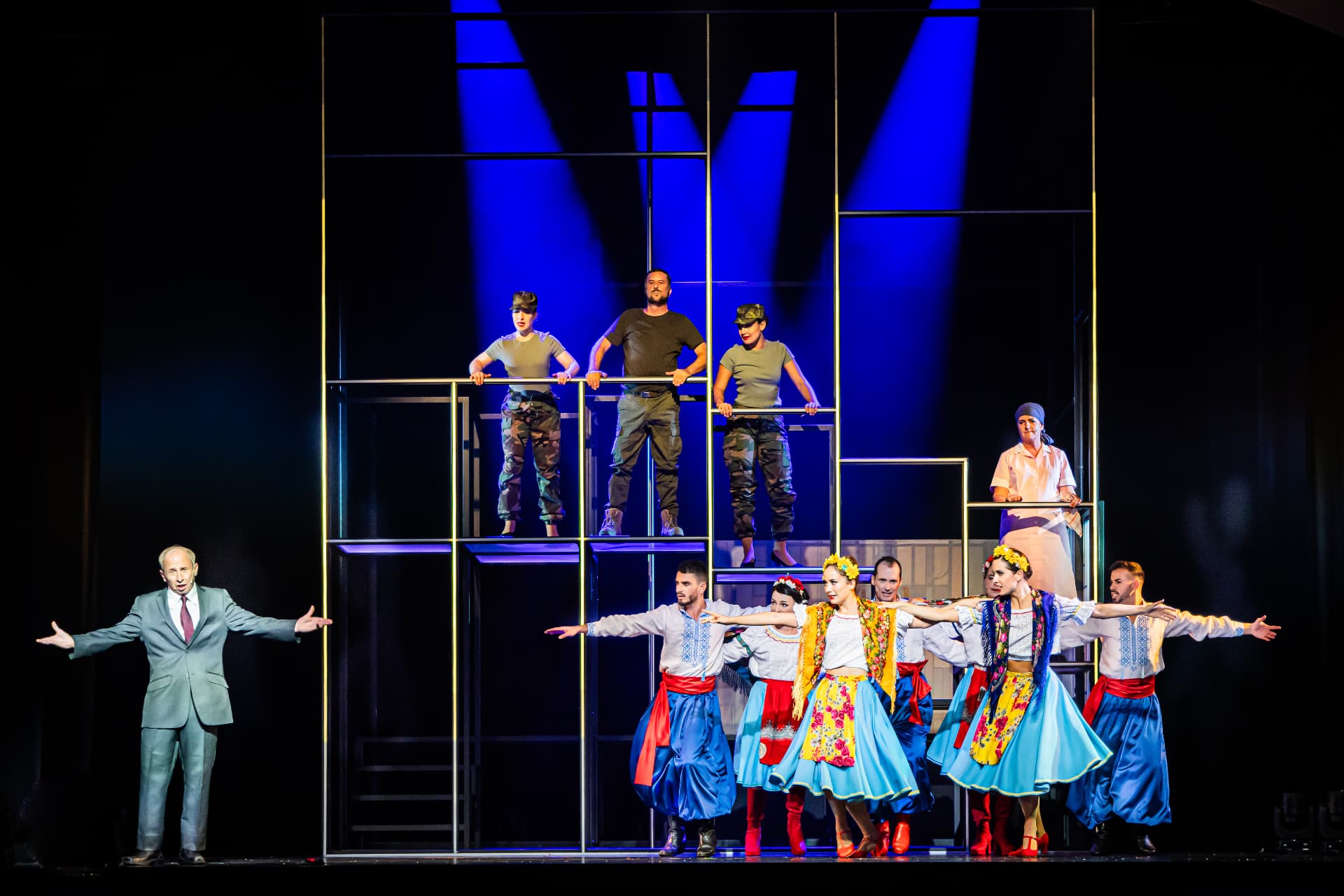 La troupe de La Revue Genevoise dans un tableau bleu et dansé