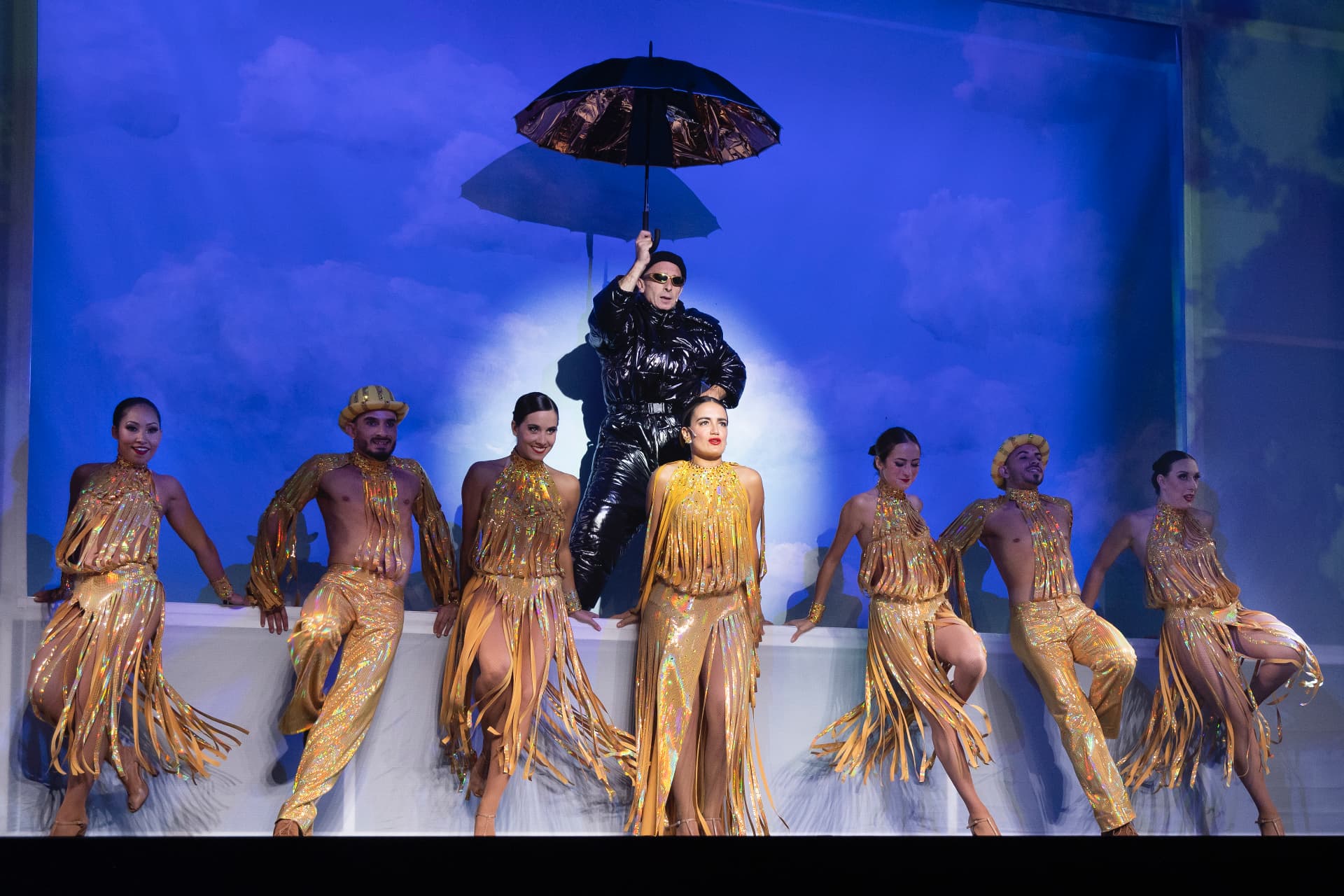 Numéro dansé en costumes dorés de La Revue Genevoise